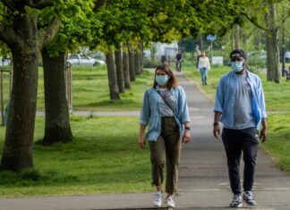 Governo suspende liberação de máscaras em espaços abertos Governo suspende liberação de máscaras em espaços abertos