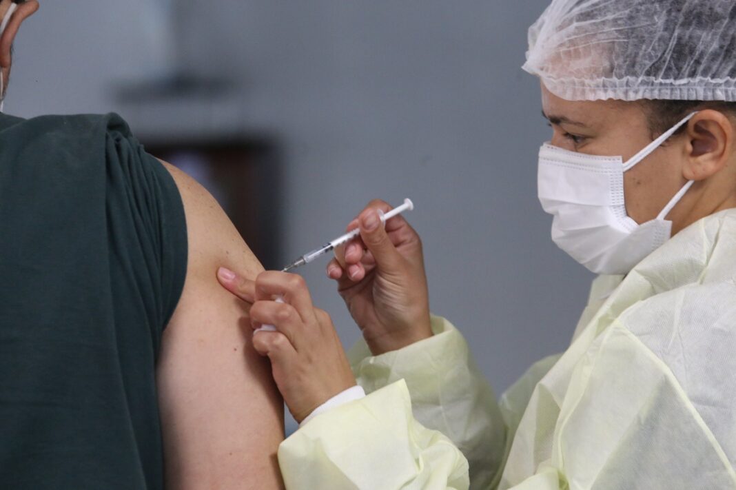 Paço municipal tem posto de vacinação no período noturno