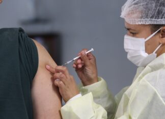 Paço municipal tem posto de vacinação no período noturno Paço municipal tem posto de vacinação no período noturno