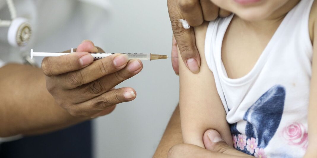 Horário de vacinação contra a Covid vai até as 19h nesta terça