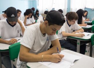 Escolas começam a implementar o novo ensino médio este ano Escolas começam a implementar o novo ensino médio este ano