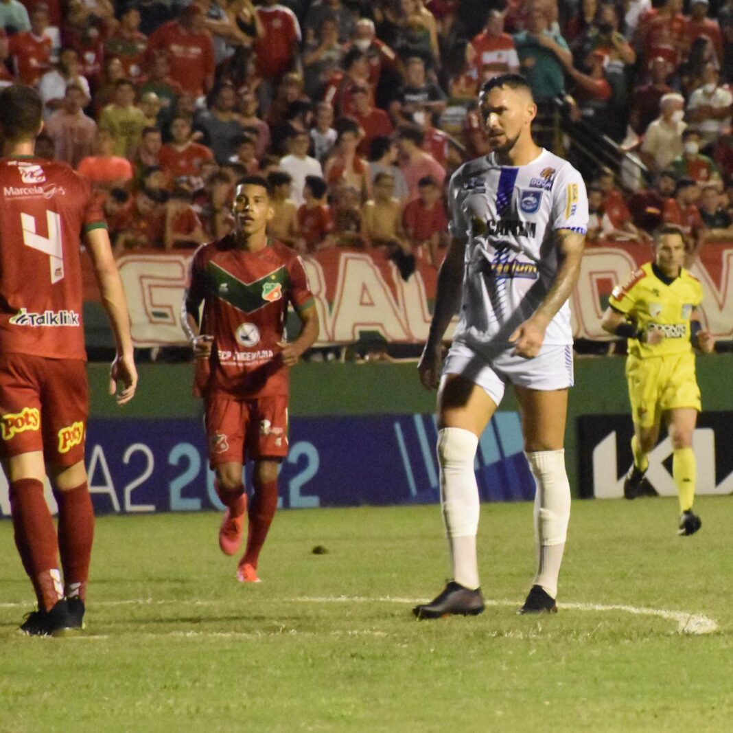 Rio Claro e Velo Clube no jogo de ida que terminou em empate de 2 a 2.