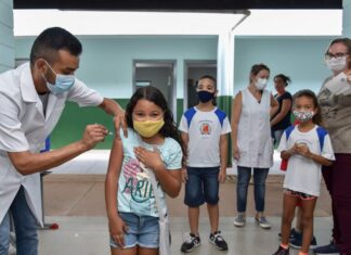 Alunos de Ferraz podem se vacinar na escola nesta quarta-feira Alunos de Ferraz podem se vacinar na escola nesta quarta-feira