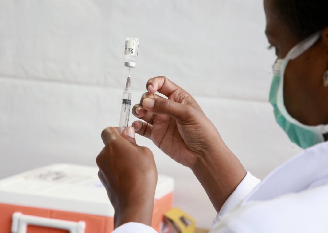 Funcionária de unidade de saúde prepara aplicação de vacina contra a Covid-19.