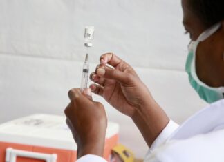 Vacinação contra a Covid-19 atende a região do Santa Elisa nesta quarta Funcionária de unidade de saúde prepara aplicação de vacina contra a Covid-19.