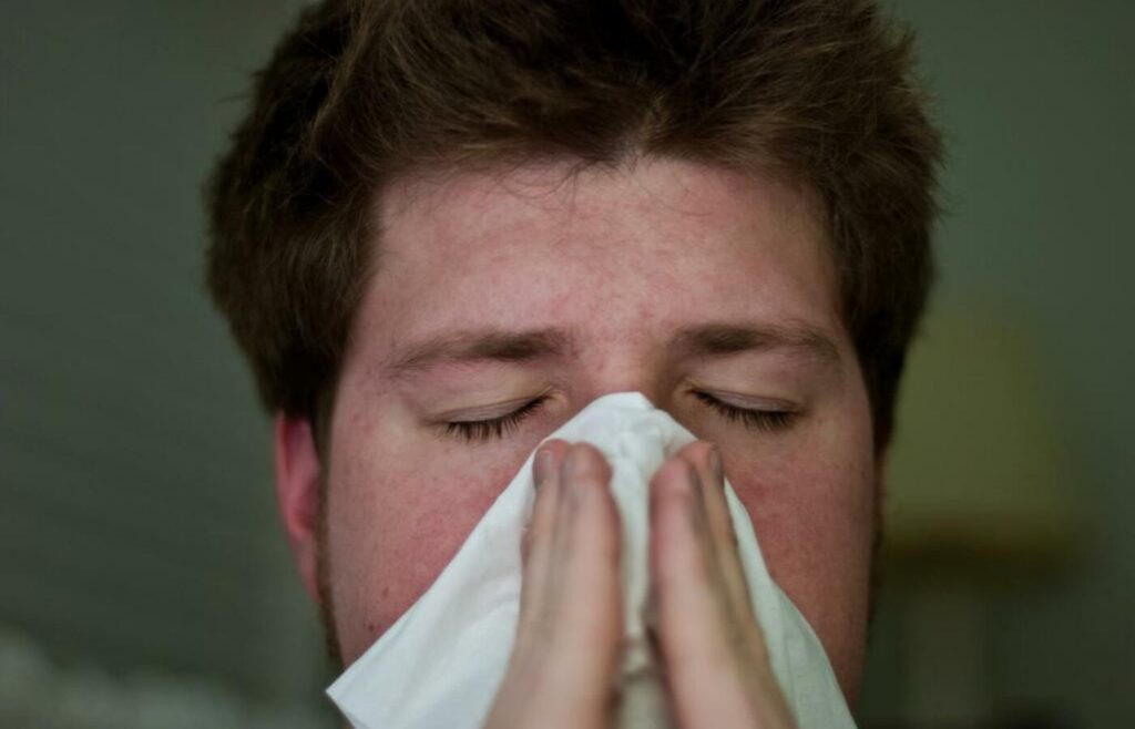 Homem com sintomas de gripe