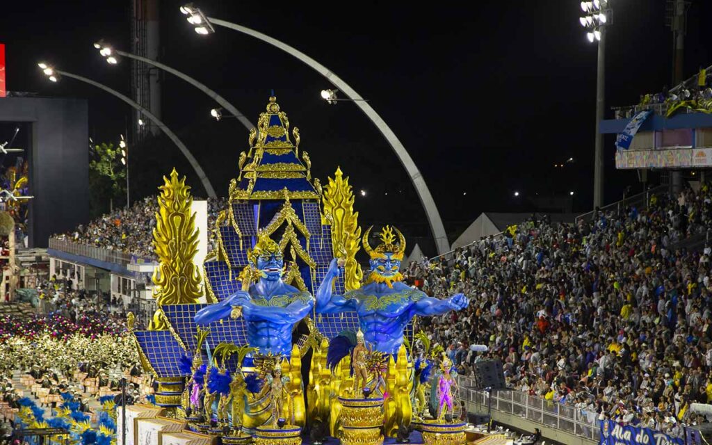 Desfile da escola de samba Águia de Ouro pelo grupo especial do Carnaval 2020