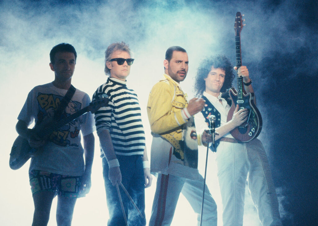 A formação original da banda Queen contrava com Freddie Mercury, Brian May, Roger Taylor e John Deacon.