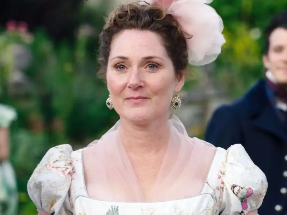 Ruth Gemmell como Lady Violet, matriarca da família Bridgerton.