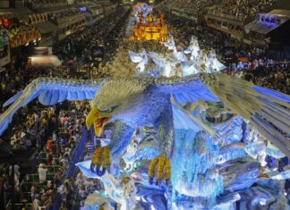 Carnaval 2022: escolas de samba voltam a desfilar após dois anos longe da passarela Desfile das escolas de samba do Grupo Especial no Sambódromo da Marquês de Sapucaí. Portela.