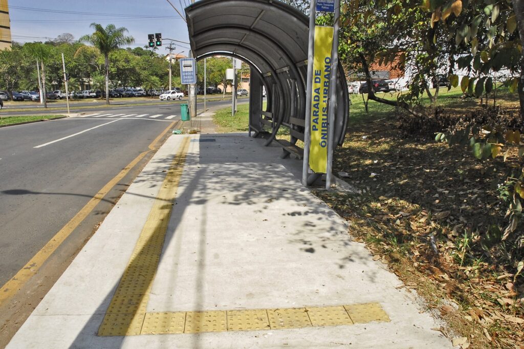 Abrigo em ponto de ônibus tem calçada acessível em Piracicaba.