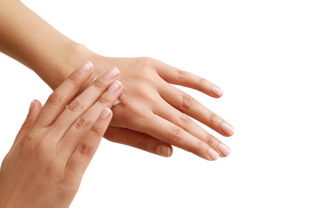 Use esses remédios caseiros para acabar com a pele seca das mãos.