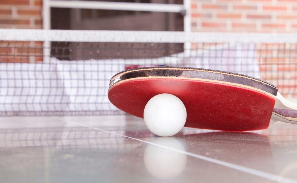 Projeto Sacando para o Futuro oferece aulas gratuitas de tênis de mesa.