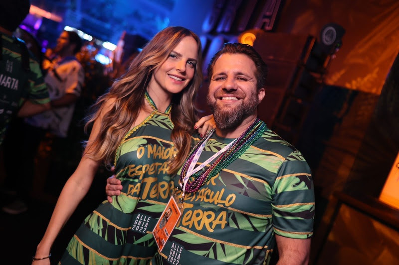 Cissa Bordalo e André Barros curtem desfile das escolas na Sapucaí.