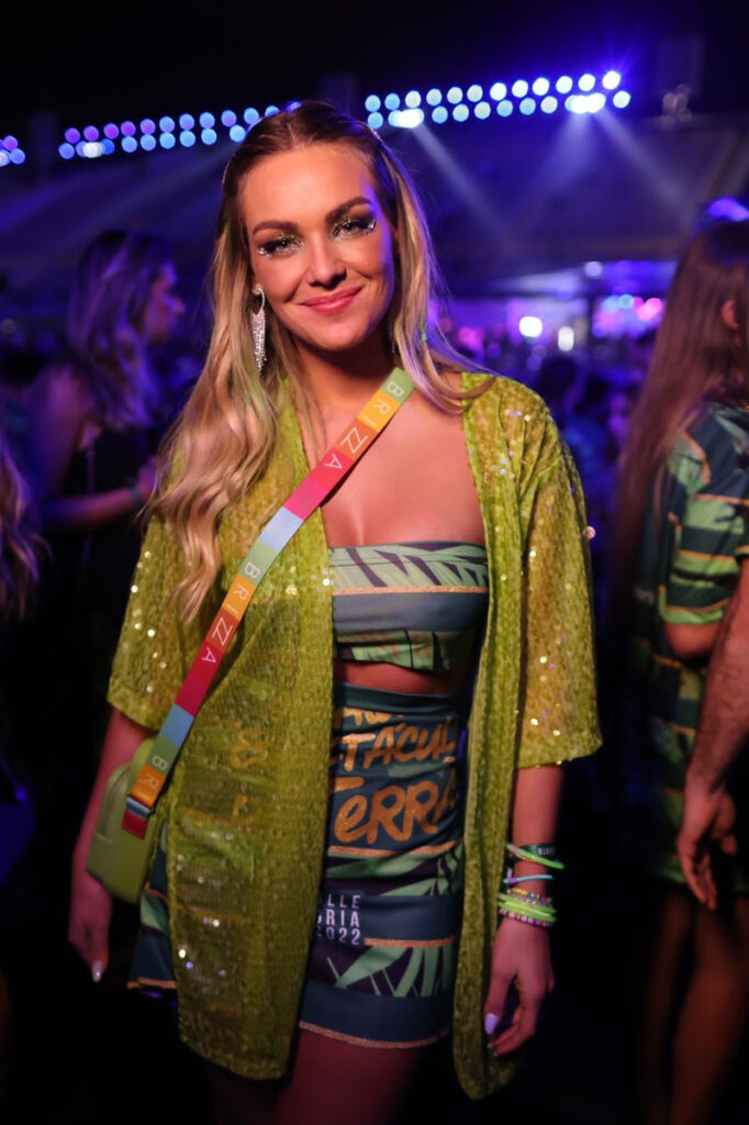 Barbara Heck curte desfile das escolas de samba da série Ouro na Sapucaí.