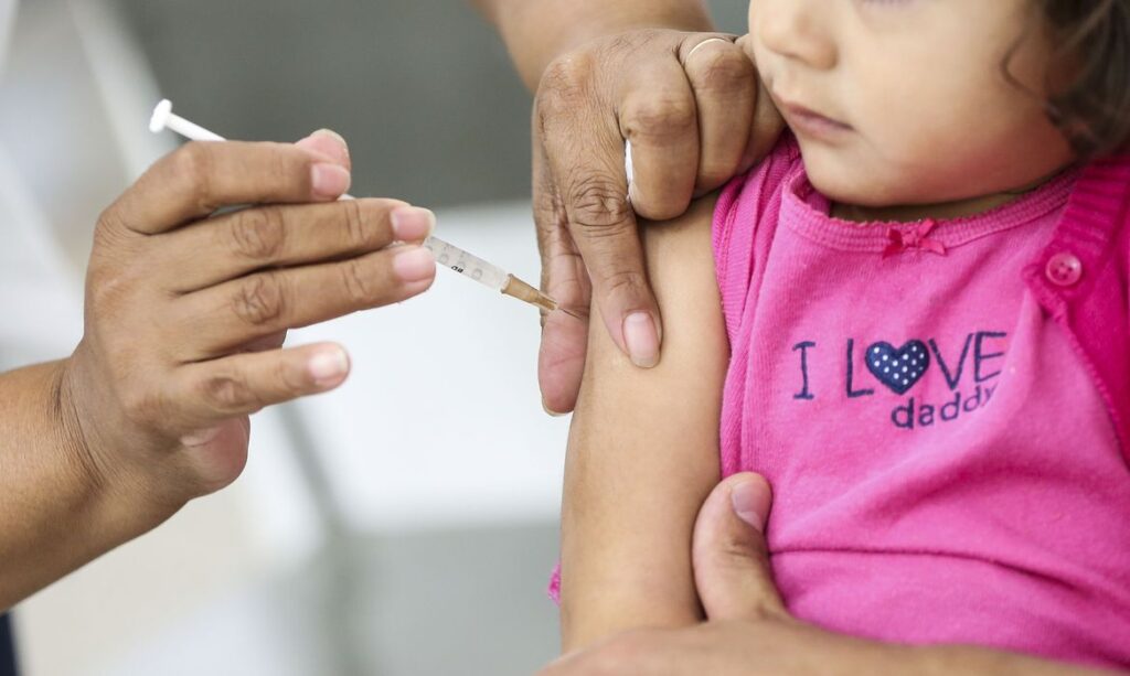 As crianças também vão tomar a vacina contra a gripe em etapa posterior da campanha.