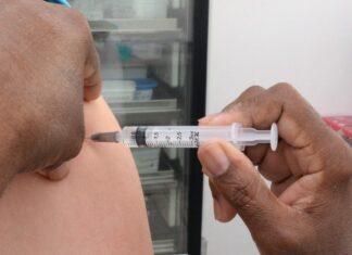 Idosos e profissionais de saúde recebem vacina contra a gripe em Rio Claro Vacina contra a gripe está disponível nas unidades de saúde em Rio Claro.