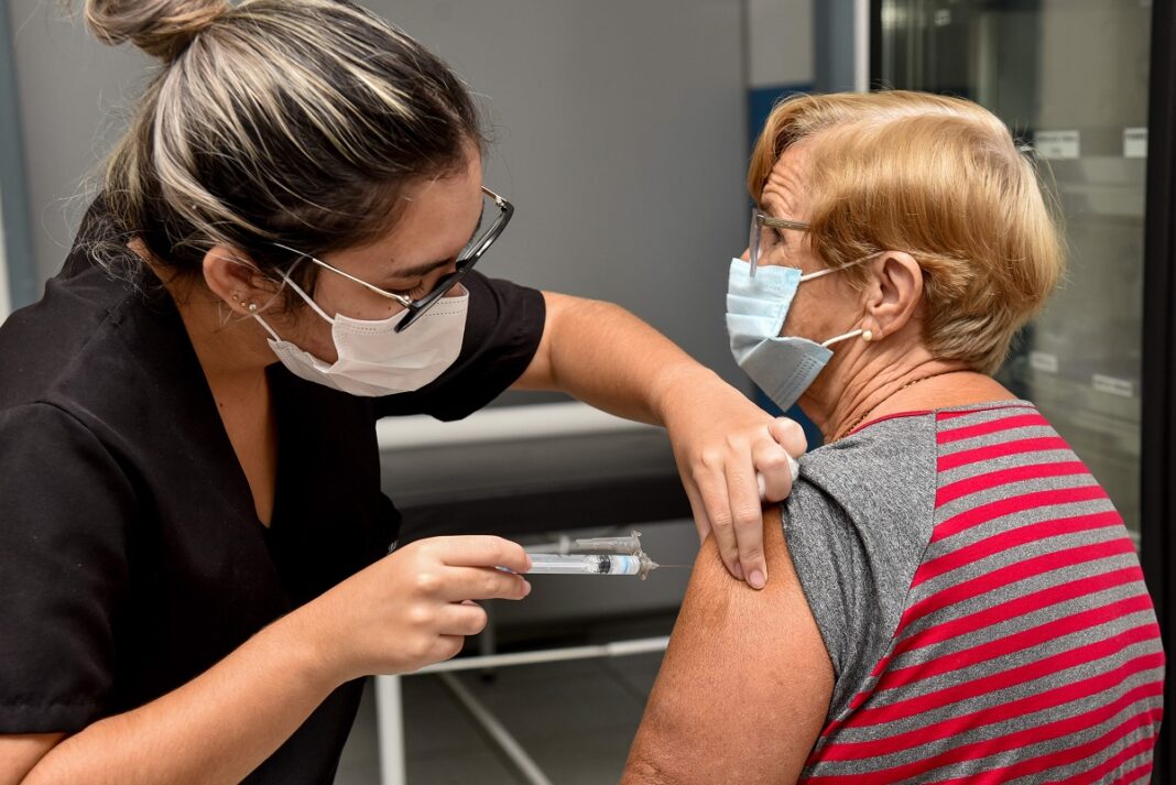 Vacinação contra a gripe atende todos os grupos prioritários em Rio Claro