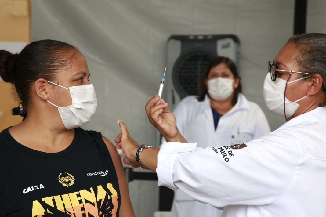 Vacinação contra a Covid-19 em unidade de saúde.