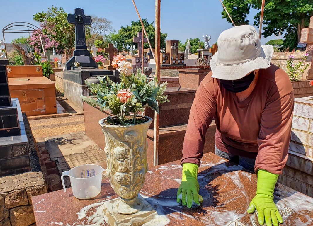 Munícipes têm até sexta-feira para fazer limpeza de túmulos