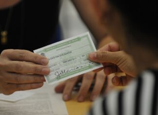 Eleitor tem até amanhã para fazer a regularização do título; saiba como Prazo para regularização de título de eleitor termina amanhã