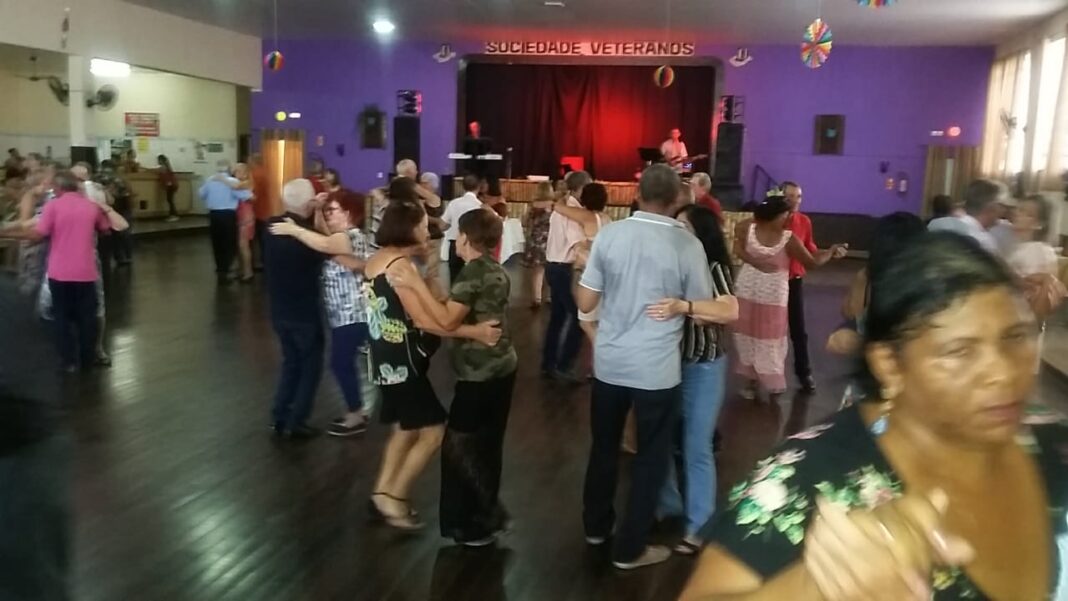 Sociedade Veteranos realiza baile em homenagem às mães