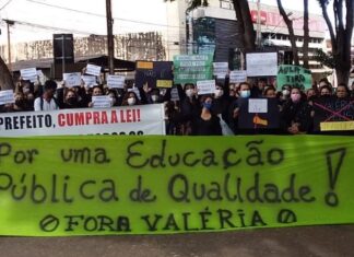 Professores fazem novo protesto contra o prefeito e a secretária Professores fazem novo protesto contra o prefeito e a secretária