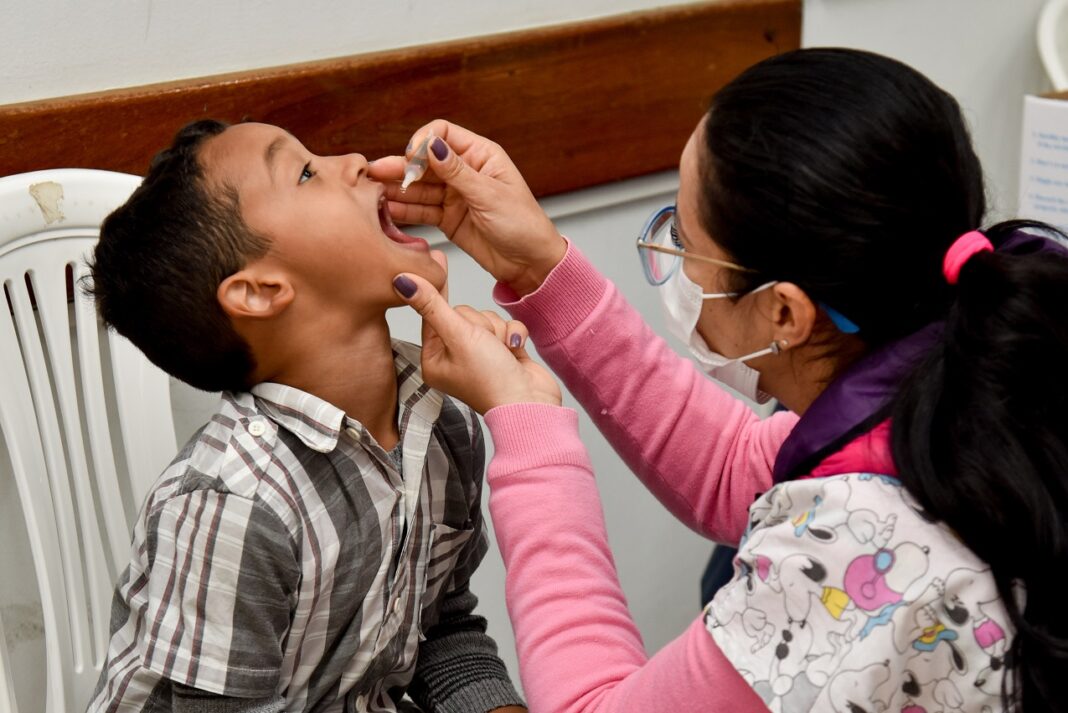 Alunos de nove escolas recebem vacina contra Covid e pólio em Rio Claro