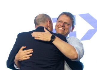 Gustavo abraça Tarcísio, mas dá as mãos ao PT no governo Gustavo abraça Tarcísio, mas dá as mãos ao PT no governo