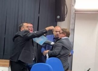 Paulo Guedes agride Moisés Marques em sessão da Câmara Paulo Guedes agride Moisés Marques em sessão da Câmara